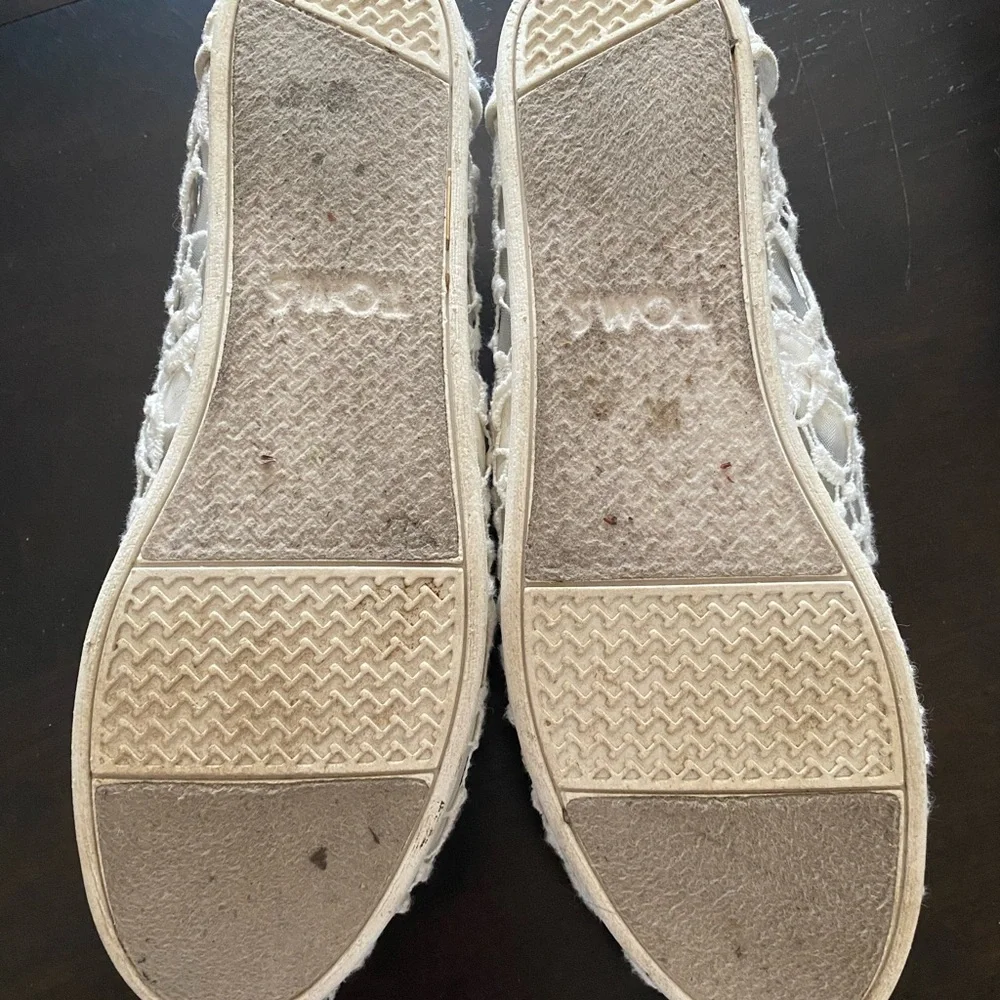 TOMS Women’s White Lace Leaves Classic Shoes - Picture 4 of 4